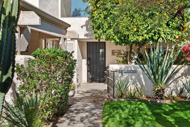 Building Photo - 73322 Shadow Mountain Dr