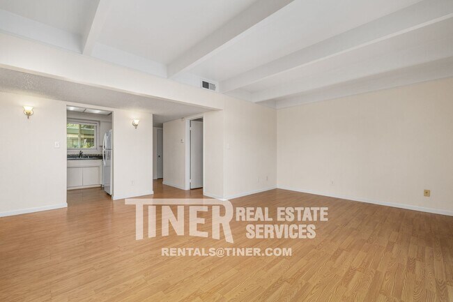 Building Photo - Bright, Well-Maintained 3 Bedroom Condo