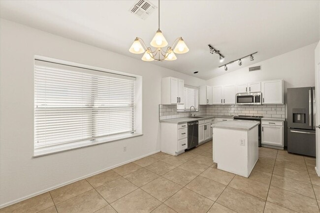 Building Photo - 2212 E Vista Bonita Dr
