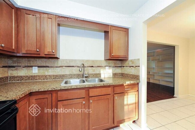 Foto del edificio - 3012 E Waters Ave