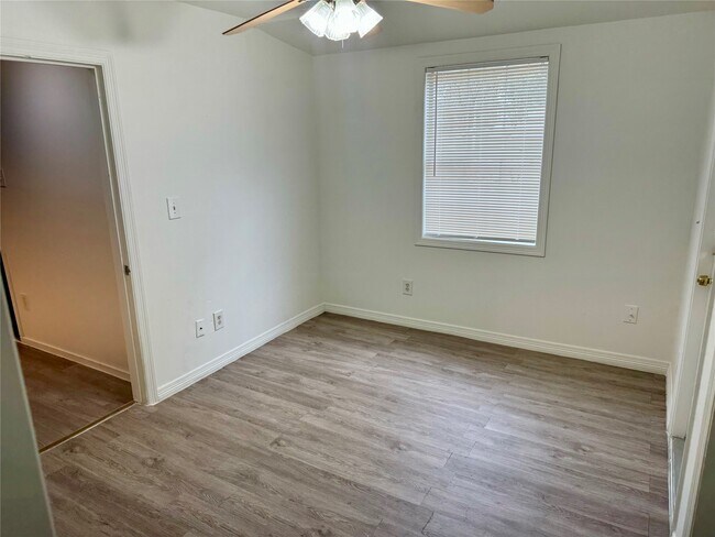 Foto del edificio - 3914 Ella Blvd