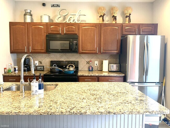 Building Photo - Room for Rent, 3 bath Duplex - 96 McMillen...
