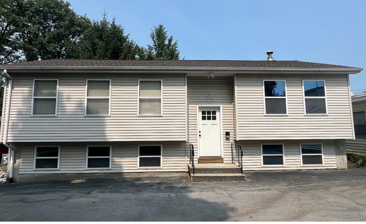 Foto principal - 915 Hudson Ave