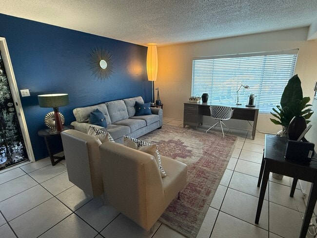 Building Photo - 4068 Oakcrest Dr
