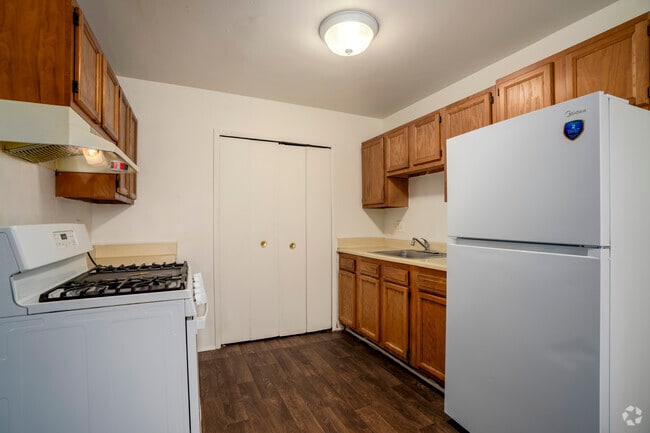 2BR, 1BA - 950SF - Kitchen - Grosvenor North Townhomes
