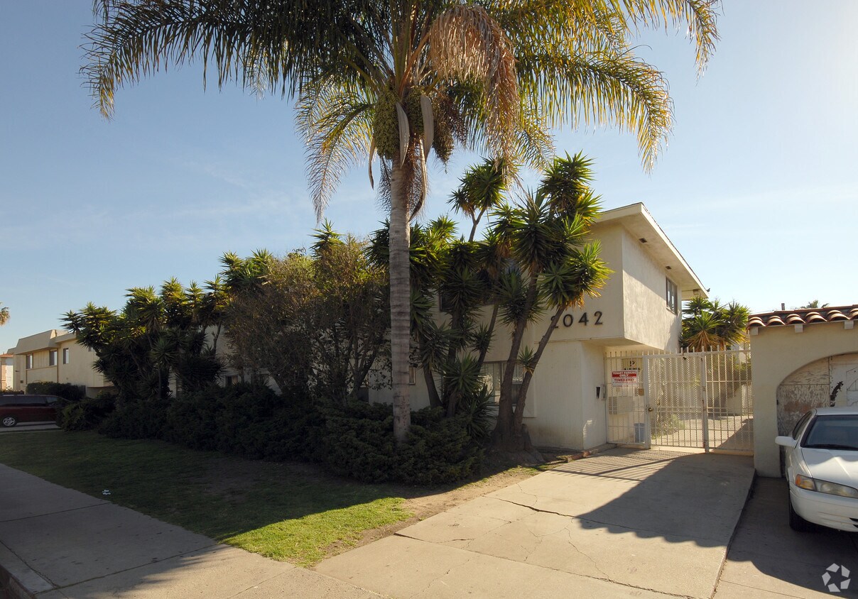 Building Photo - 2042 Holt Ave
