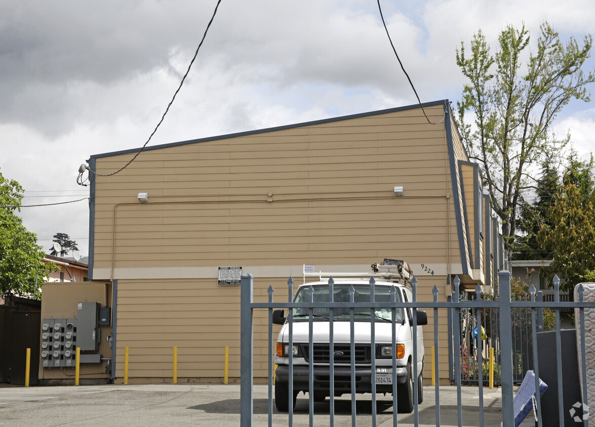 Primary Photo - 9220-9224 Sunnyside St
