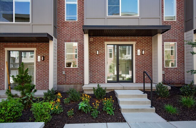 Entrada cálida y acogedora - Greens by Lotus Townhomes
