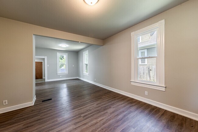 Foto del edificio - Remodeled 2-Bedroom Bungalow with Detached Garage & Large Backyard
