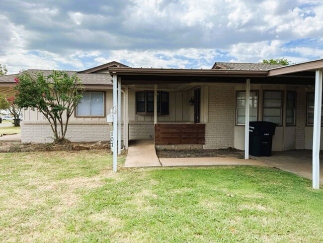 Building Photo - 107 NE 6th St