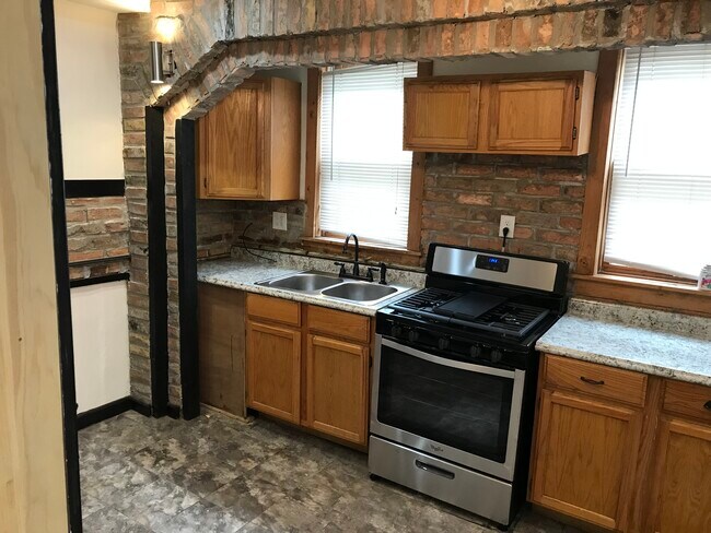 Building Photo - 8913 S Muskegon Ave