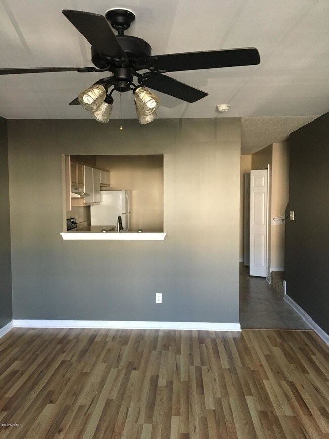 Foto del edificio - 105 Pinegrove Ct