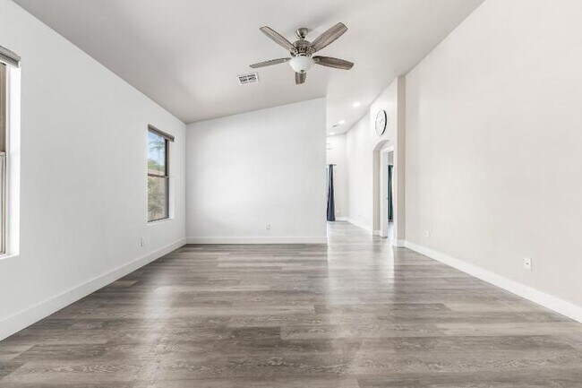 Foto del edificio - 993 S 239th Dr