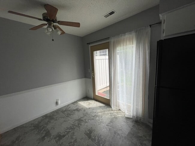 Building Photo - Spacious 2 bedroom Townhome