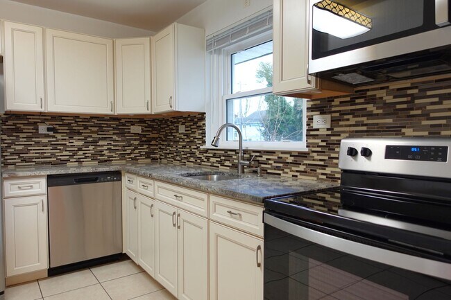 Building Photo - Spectacular Westbury Split!!
