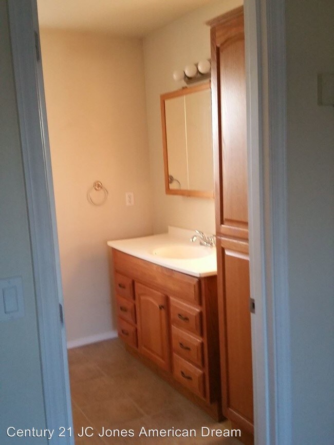 Building Photo - 930 SW Bridge St