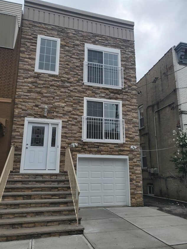 Primary Photo - 206 Woodward St