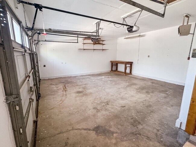 Building Photo - 3 Bed 2 Bath