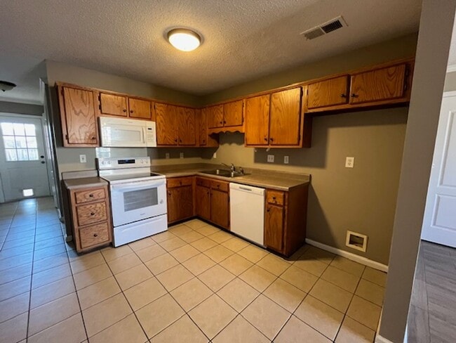 Building Photo - Renovated 3 Bedroom 2 Bath Townhouse for Rent!