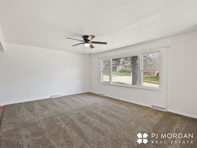 Foto del edificio - 5 Bedroom, 3 Bathroom - Newly Updated