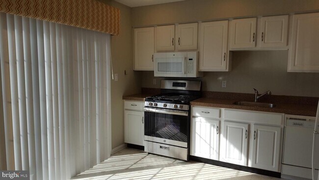 Building Photo - 3102 Saxony Dr