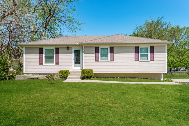 Building Photo - 1100 NE Bryco Dr