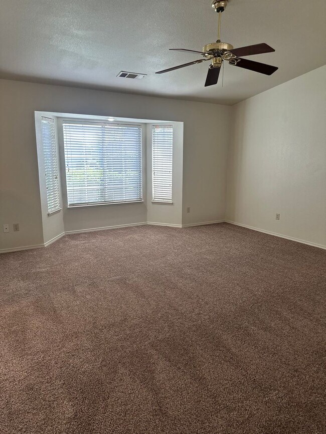Building Photo - 4 BED 2 BATH HOME IN THE RAVENWOOD SUBDIVISION
