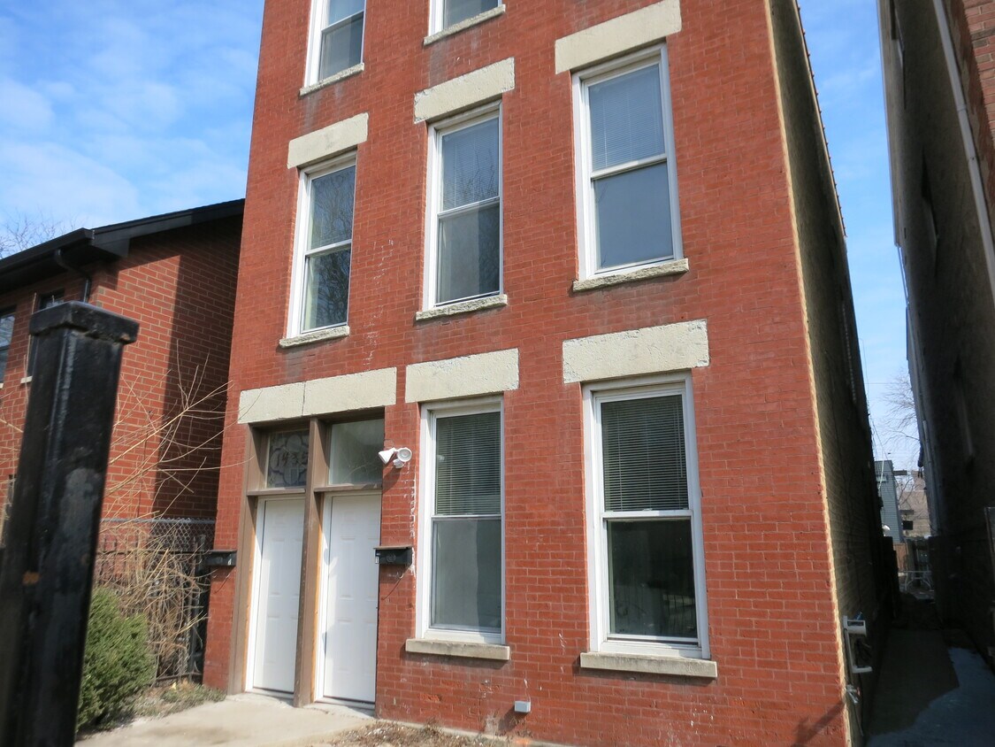 Primary Photo - 1435 N Leavitt St