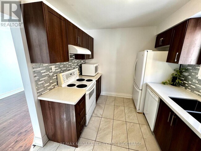 Photo du bâtiment - 844A Danforth Rd