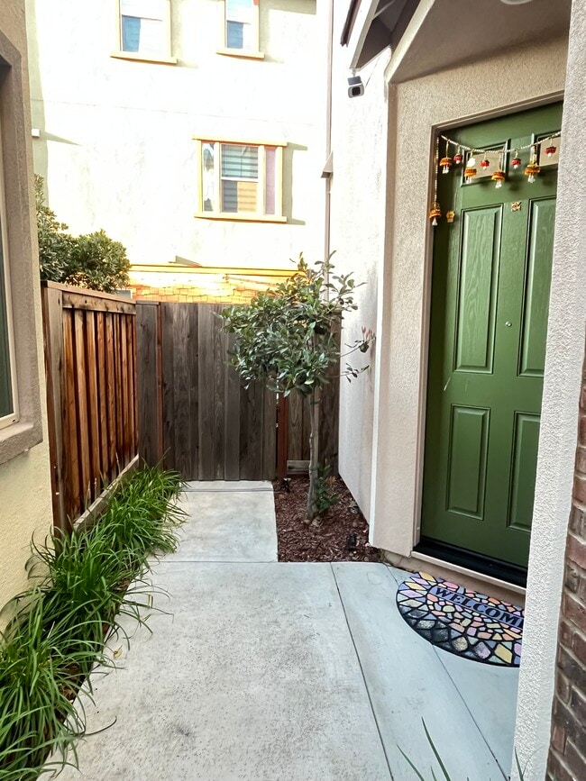 Foto del edificio - 2880 Patcham Cmn