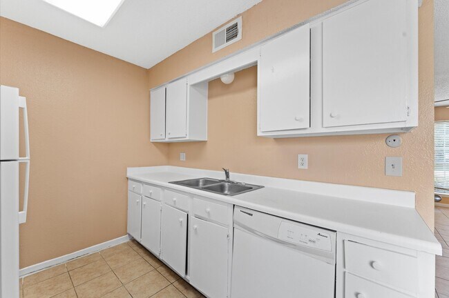 Foto del edificio - 1606 Eagle Lake Rd