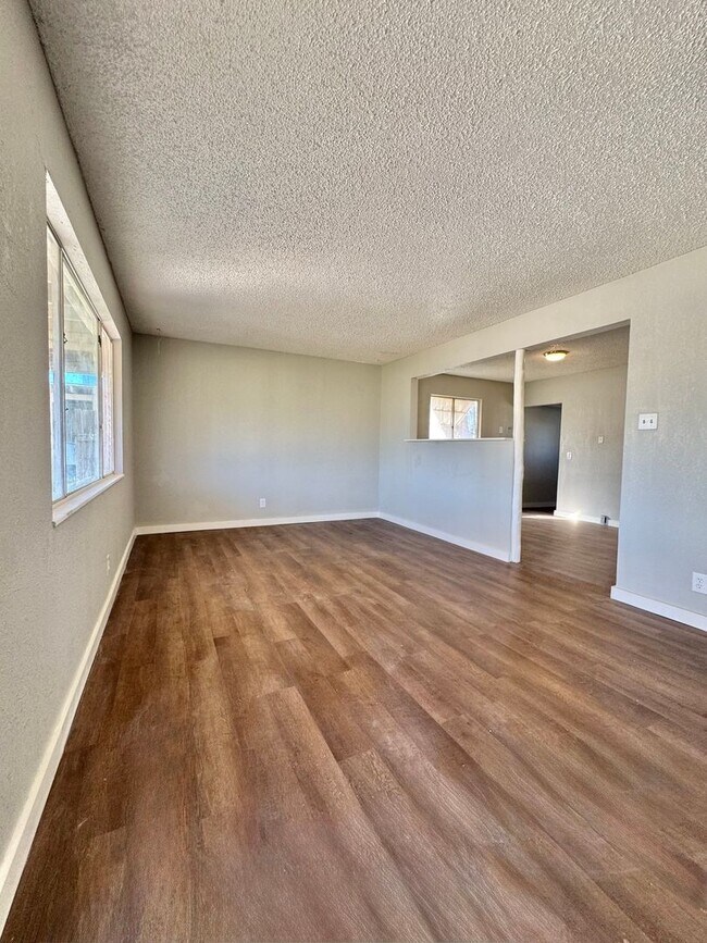 Foto del edificio - NOW AVAILABLE - Newly Renovated 2 Bedroom Home + Large Fenced Backyard!