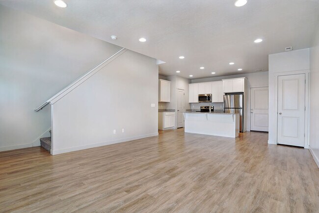 Building Photo - River Park Commons