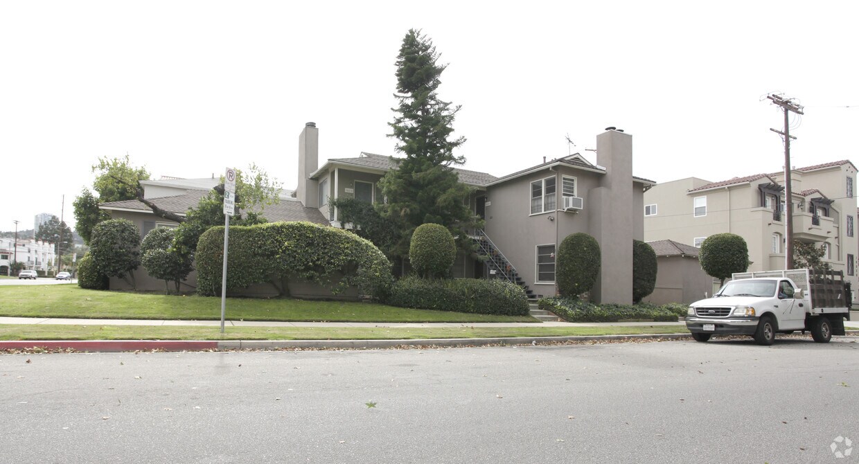 Primary Photo - 10602-10610 Whipple St