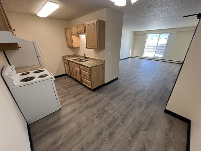 Building Photo - Fully Renovated Unit with a Walk Out Deck!! Ground Level Two Bedroom Apartment Available Now!