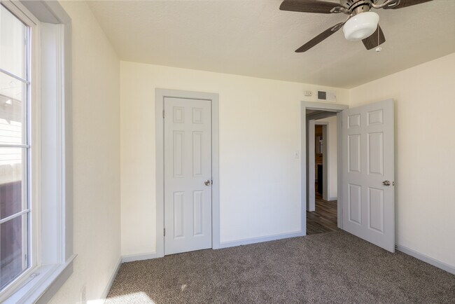 Foto del edificio - 626 W San Joaquin Ave