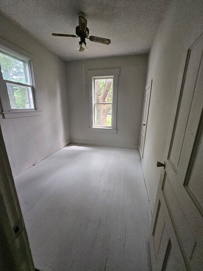 Foto del edificio - 4 bed 1 bath home