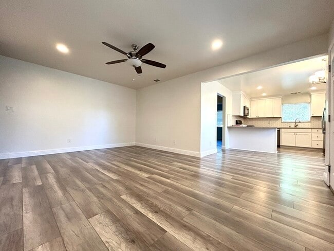Building Photo - Beautiful Updated 2 Bedroom 2 Bathroom - C...