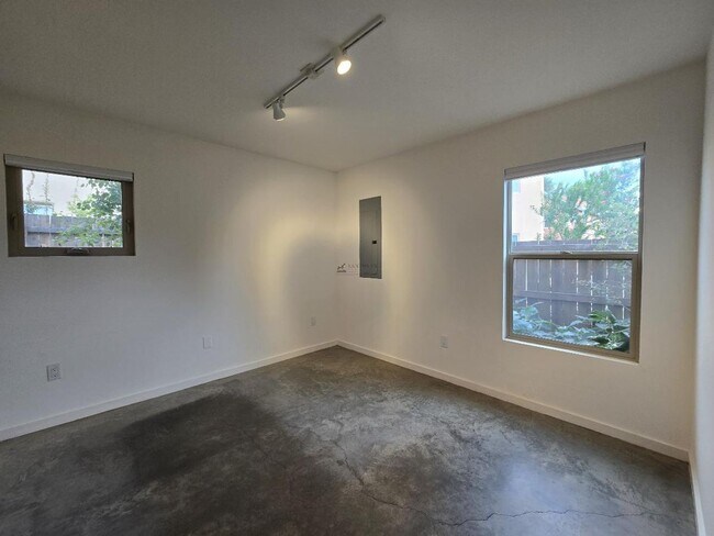 Foto del edificio - 2180 W Alameda St