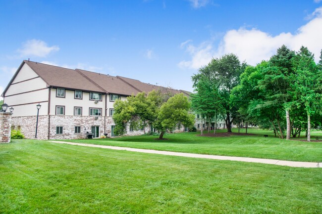 Valley View Apartments Landscape And Building Exterior - Valley View Apartments