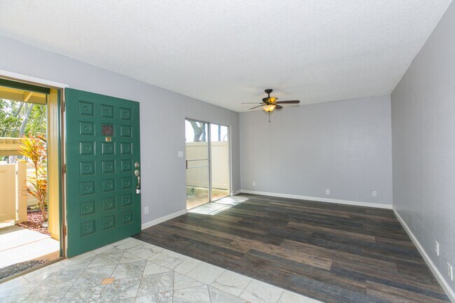 Foto del edificio - Spacious, pet friendly, updated townhome i...