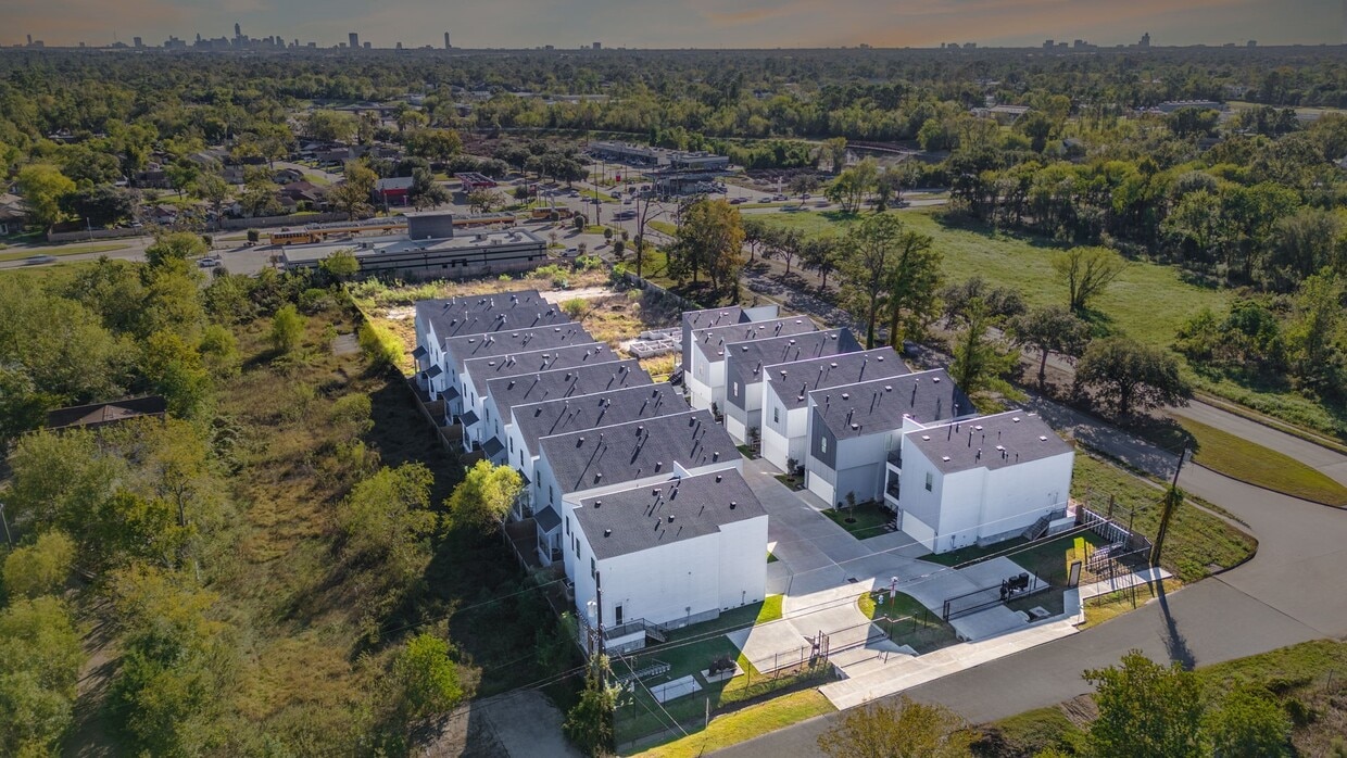 Building Photo - 5610 Savyon Dr