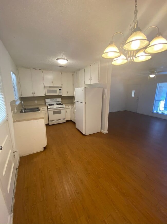 Building Photo - 3402 S Oak Dr