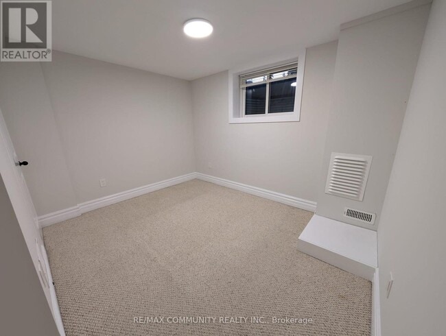 Building Photo - 837 Glenrush St