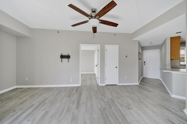 Building Photo - Lovely Two Bed Two Full Bath Condo in Fort...