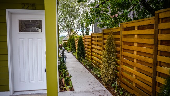 Foto del edificio - 2215 E John St