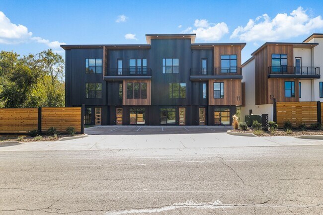 Foto del edificio - BRAND NEW 4 Bed/4 Bath Townhome Available for August Pre-Lease!