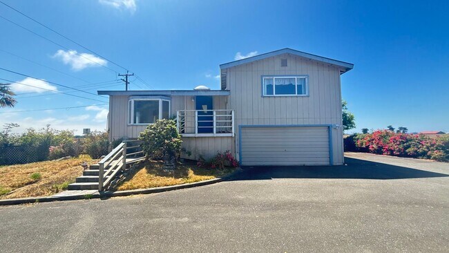 Foto del edificio - Spacious 3BD/2.5B Arcata home boasts farml...