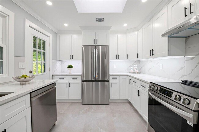 Building Photo - 8 Fairway Pl