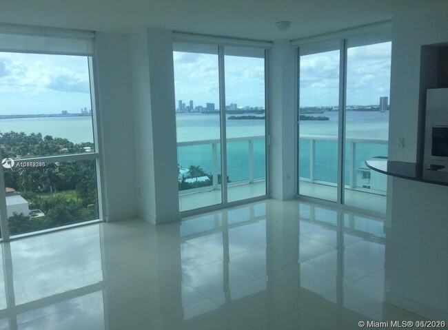 Foto del edificio - 7900 Harbor Island Dr